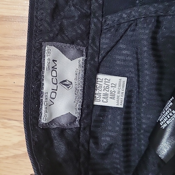 Volcom boys black Shorts Chino Casual Walking Bermuda Bottoms Size 26 e… - Picture 4 of 9